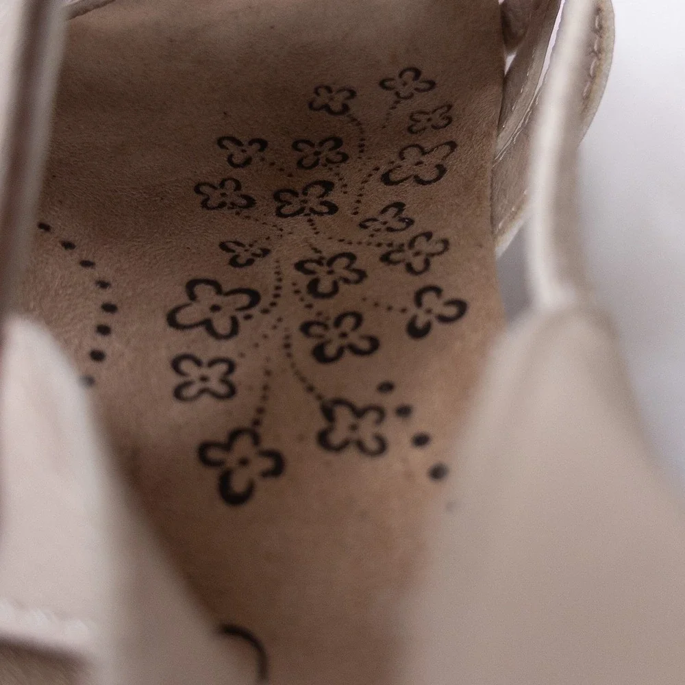 Baretraps Sandals Womens 11M Beige‎ Strappy Hook Loop Comfort